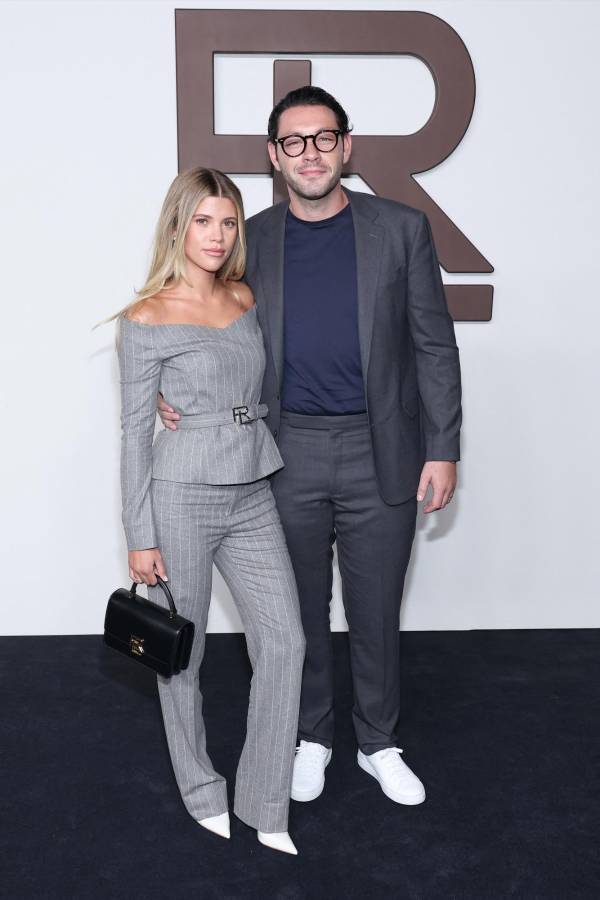 Sofia Richie y Elliott Grainge cuando asistieron a la pasarela de Ralph Lauren en Nueva York.Visten coordinados, un buen ejemplo de looks para dama de baja estatura y caballero alto, en un conjunto en capas en tonos neutros.