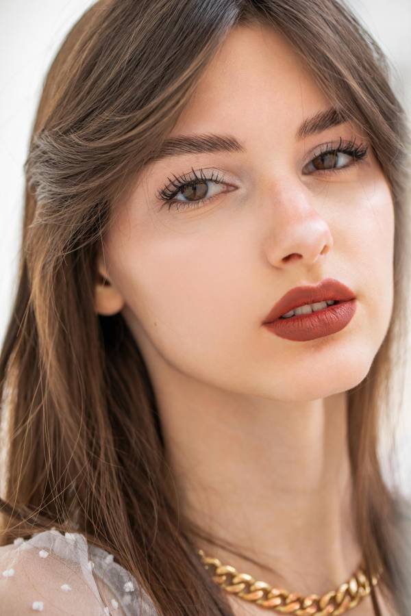 El laminado de cejas se inspira en el “lifting” de pestañas, pero ahora el beneficio lo obtienen las cejas al diseñar el arco perfecto y fijarlo durante más tiempo.