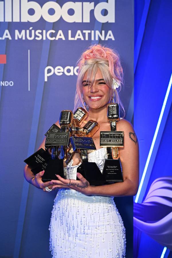 Karol G posa con los trofeos que ganó esta noche.