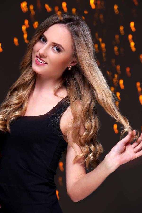 No se deje las trenzas más de dos meses. Quítese los postizos y las extensiones entre 6 y 8 semanas para que los folículos se recuperen del estrés. Evite usar peinados altos todos los días y varíe el estilo con regularidad.