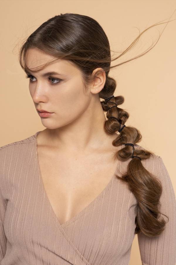 Los estilos de peinado más dañinos son los que implican mucha tensión o que halan en un sentido, como las colas, las trenzas, los nudos y los moños.