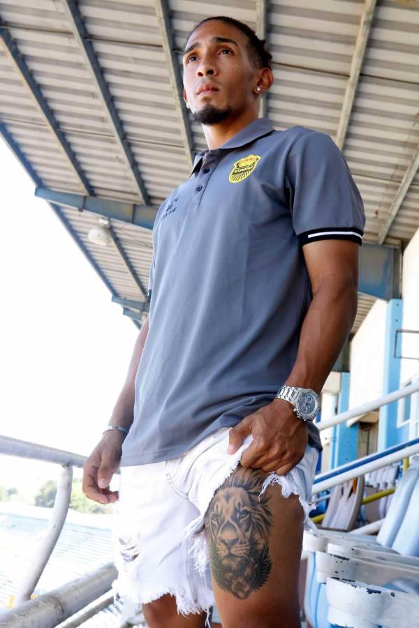 Kennedy Rocha tiene un enorme león tatuado en su pierna izquierda.