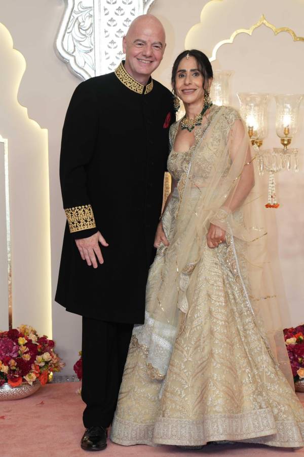 El presidente de la FIFA, Gianni Infantino, junto a su mujer, Leena Al Ashqar, asisten a la boda del hijo menor del magnate indio Mukesh Ambani, Anant Ambani, con una novia también millonaria.