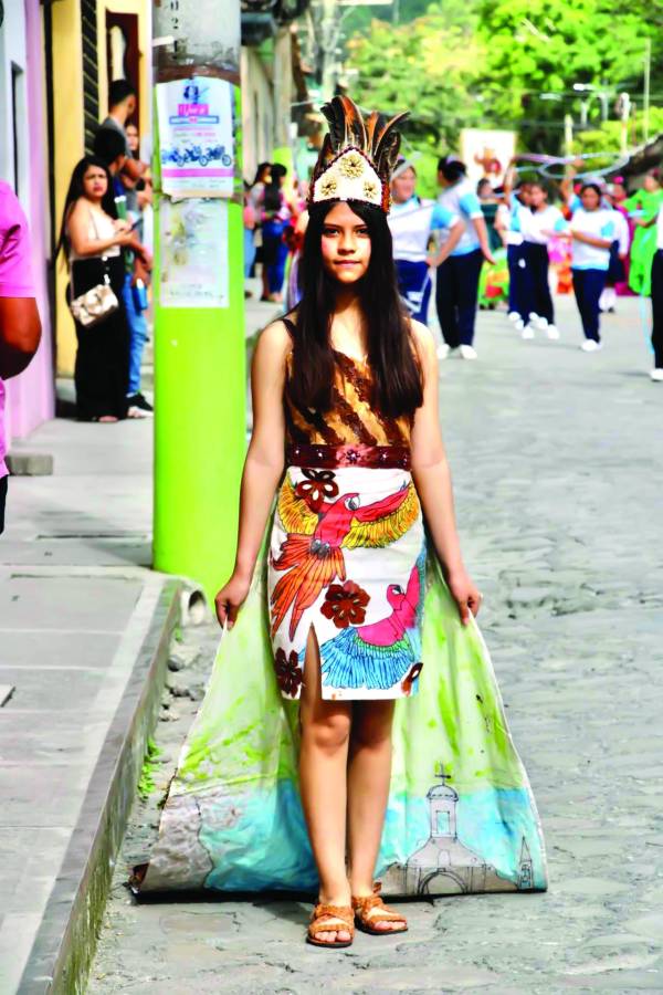 Estudiantes del departamento llenaron las calles de Santa Rosa y La Entrada con colores, música, danzas y las demostraciones de amor por Honduras; la participación entusiasta de los jóvenes resaltó la identidad cultural hondureña.