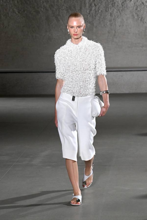 Tory Burch demuestra que se puede vestir elegante con un conjunto monocolor blanco con un pantalón pescador y sandalias flats a juego.
