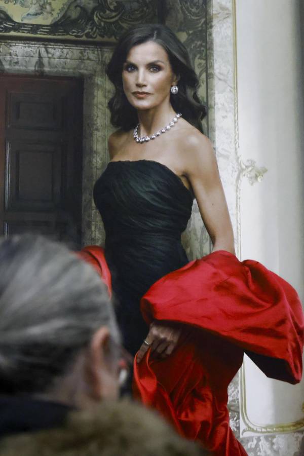 La reina Letizia, con una creación negra y fucsia de Balenciaga y retratada por la fotógrafa Annie Leibovitz.