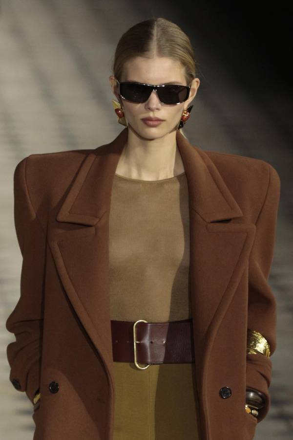 La modelo luce un conjunto de Saint-Laurent de la colección Primavera-Verano 2023.