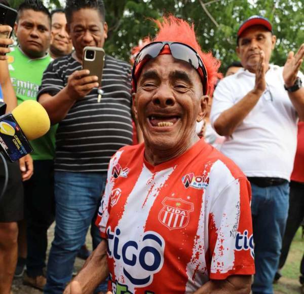 Don Chilo es uno de los aficionados más queridos por el club y el amor de él por el club es notorio. 