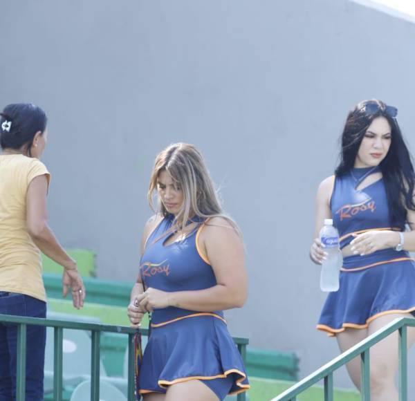 Hermosas edecanes en el momento que dejaban el sector de silla para trasladarse al césped del estadio Yankel Rosenthal.