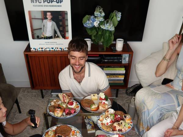 El evento de café de Ryan Nordheimer tuvo como tema el “verano de Nueva Inglaterra”, con rollitos de langosta y pastel de fresas.