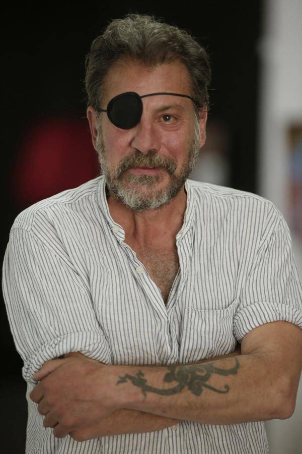 El escritor, guionista y director de cine español Ray Loriga posa en una entrevista con EFE este jueves, en Tegucigalpa (Honduras).