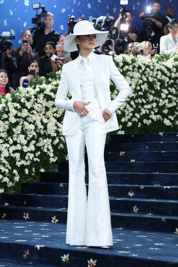 Zendaya, de 28 años, vistió un traje de Louis Vuitton.