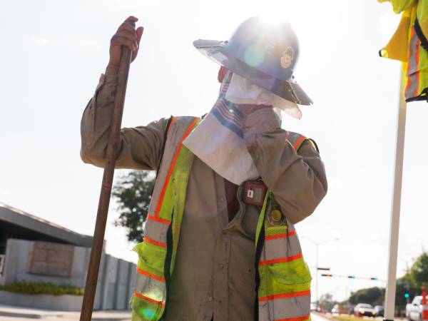 En verano, las temperaturas en Texas pueden superar los 38 grados y muchos trabajadores al aire libre no encuentran fácilmente alivio. Un trabajador en Dallas.