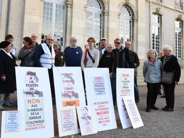 Una protesta en octubre frente al Ayuntamiento de Toul, Francia, contra una estatua del General Marcel Bigeard. (Jean-Christophe Verhaegen/Agence France-Presse — Getty Images)