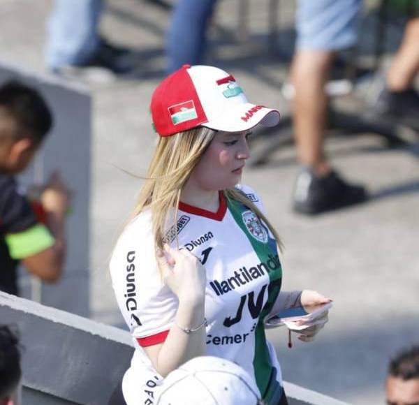 La ‘Chelita’ que enamoró en las graderías del recinto sampedrano en la previa del clásico. 