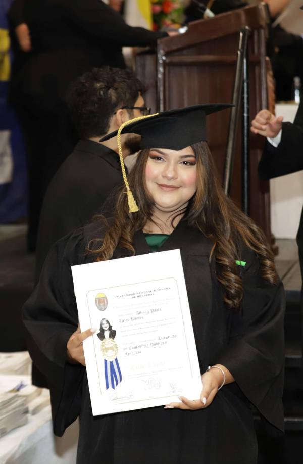 ¡Felices y orgullosos! Así festejan los nuevos egresados de Unah-vs