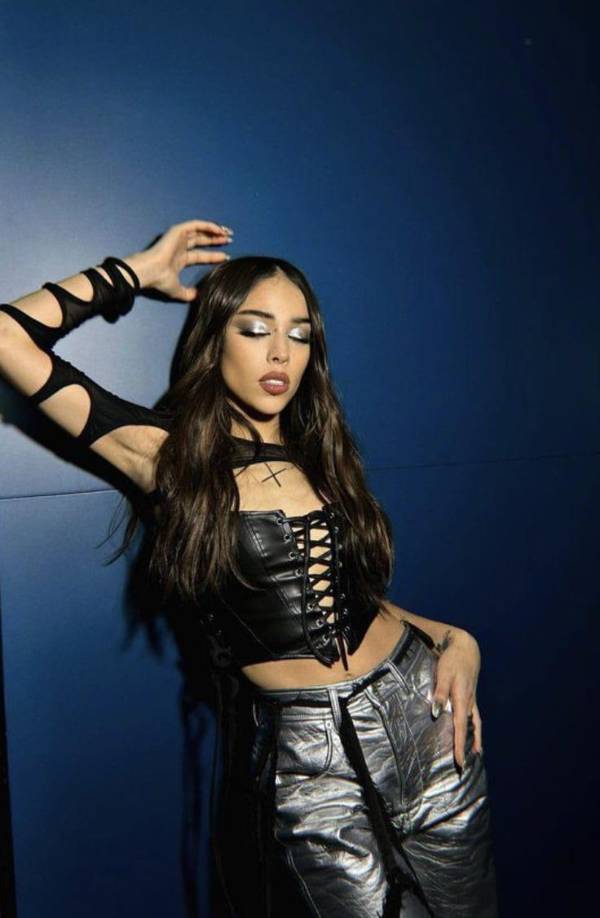 La cantante, consciente de la polémica, se pronunció en una entrevista en el Aeropuerto de la Ciudad de México, “Con mucho orgullo, muchos nervios, fue algo bien importante para mí”... “La vida se trata de enfrentar tus miedos y demostrarte a ti mismo que con preparación, con amor, sobre todo con amor, puedes superar cualquier desafío”, declaró la cantante. 