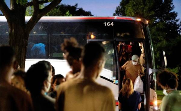 Illinois decreta emergencia para ayudar a migrantes enviados por Texas - Vimarsana News