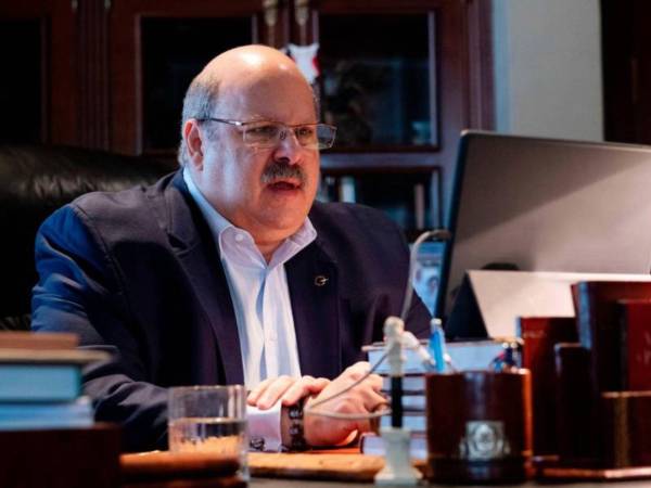 En el video original, el empresario hondureño no se hizo ninguna referencia a una supuesta plataforma de inversiones.