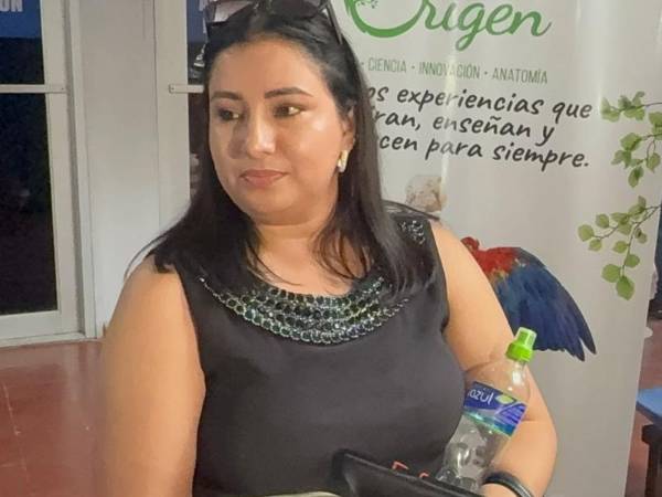 A la espera de la resolución que oficialice su reincorporación, la maestra Karla Mejía acudió a la Dirección Departamental de Educación de Cortés, pero aseguró que no recibió el documento que respalda su reintegro laboral.