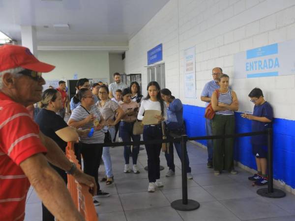 Personas provenientes de distintos departamentos del país permanecieron durante varias horas en las instalaciones del Instituto Nacional de Migración en San Pedro Sula tras la caída del sistema que paralizó el trámite y renovación de pasaportes.
