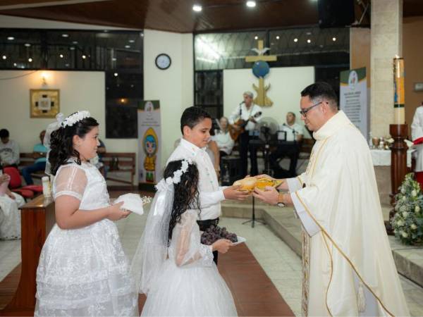 Jorge Ozael entregó su ofrenda al sacerdote Alex Ramos, párroco de la Iglesia Espíritu Santo de la colonia Jardines del Valle.