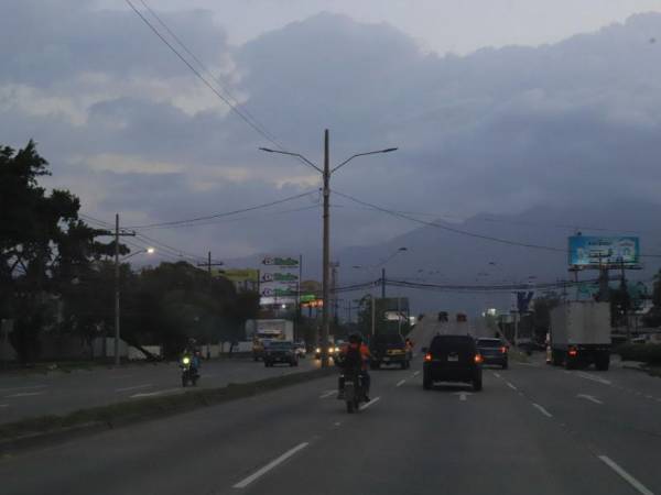 Al caer la noche, numerosos bulevares y avenidas de San Pedro Sula permanecen con iluminación deficiente o sin alumbrado público.
