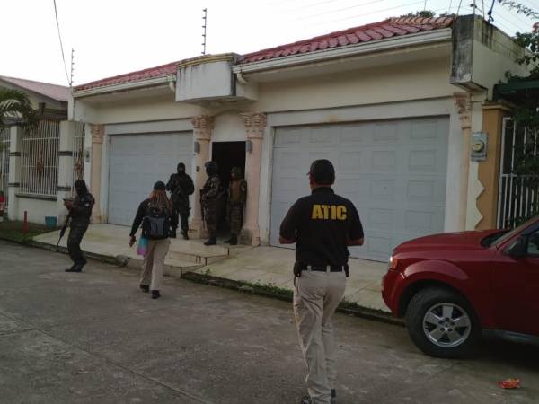 Agentes de la Atic llegando a una de las viviendas allanadas.