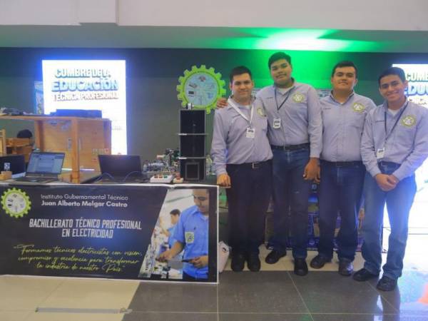 Alumnos del último año de la carrera de Electricidad del Instituto Técnico Alberto Mejía Arrieta, ubicado en San Francisco de Yojoa, asistieron a la cumbre para presentar un innovador proyecto de la clase de Fundamentos de Electrónica: un elevador electrónico controlado mediante Arduino y una página web.