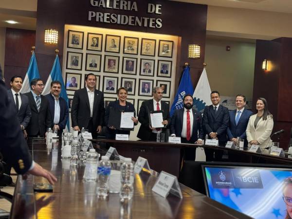 La presidenta firmó acompañada por ministros, representante del BCIE, el presidente del Congreso Nacional, de la CCIC y empresarios de la zona norte.