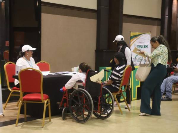 Además de la oferta laboral, brindaron el servicio de carnetización para personas con discapacidad.