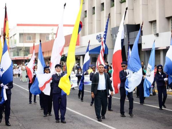 Un bloque de estudiantes de los centros de educación básica marchó ayer por las calles con civismo, portando las banderas de diferentes naciones, incluyendo la de Honduras en primer plano, como símbolo de hermandad y respeto en el marco de las celebraciones cívicas.