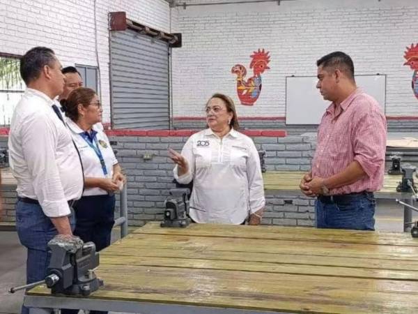 La ministra de Educación, Iveth Argueta, y el director departamental de Educación de Cortés, Rafael Rodríguez, realizaron un recorrido por las instalaciones del Instituto Primero de Mayo durante su visita al centro educativo.