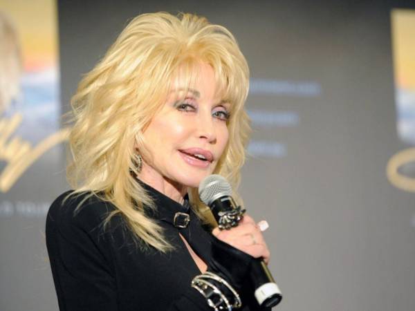Beyoncé, Paul McCartney y Sabrina Carpenter, quienes colaboraron con Dolly Parton en sus discos más recientes, fueron de los primeros en lamentar en redes sociales este martes la muerte de la cantante, una de las figuras más importantes del country y el pop en Estados Unidos.Me siento honrada de haber tenido el privilegio de trabajar contigo. Lo atesoraré para siempre. Gracias por tu profundo impacto en el mundo, expresó Beyoncé.