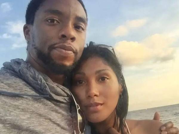 La familia de Chadwick Boseman planteó interrogantes sobre los niveles de opioides en su organismo al momento de su muerte en una tensa carta dirigida a su viuda. Según ha podido saber TMZ, la familia de Chadwick Boseman envió una carta a su viuda semanas después de la muerte del actor, en la que le advertía sobre la necesidad de conservar todos los datos de su iPhone.