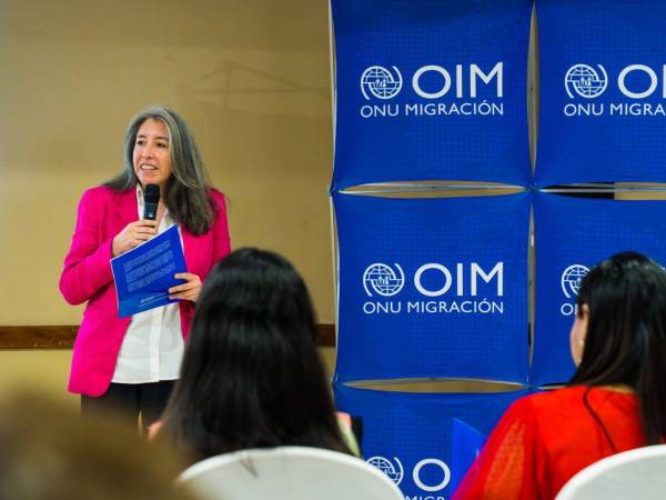 Mariana Rendón, jefa de misión de la Organización Internacional para las Migraciones (OIM), al presentar el informe ante representantes de entidades públicas y privadas en San Pedro Sula.
