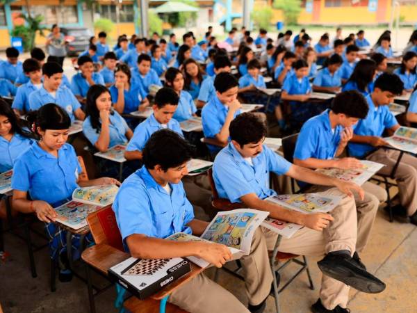 Estudiantes del centro Soledad Fernández leen el primer fascículo de Mente Sana.