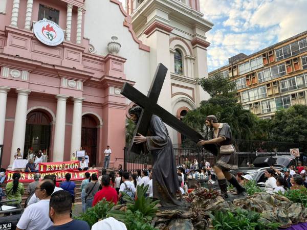 En medio del silencio de la madrugada y con una fe en las calles, fieles de la<b> Iglesia Católica</b> se congregaron desde antes de las 6:00 de la mañana frente a la Catedral de San Pedro Apóstol para participar en el tradicional <b>viacrucis de Viernes Santo</b>, que partió en la tercera avenida.