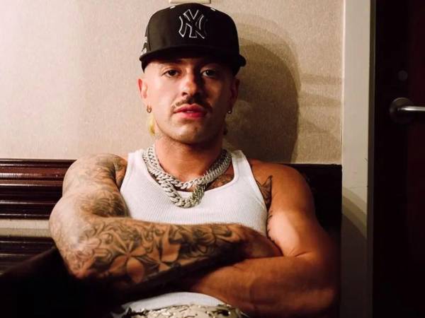Feid ha sido funado recientemente por los fans de Karol G tras ella revelar que la dejó esperando en un aeropuerto.