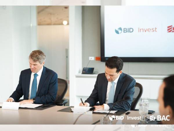 Carlos Handal, Presidente Ejecutivo de BAC Honduras, y James Scriven, CEO de BID Invest.