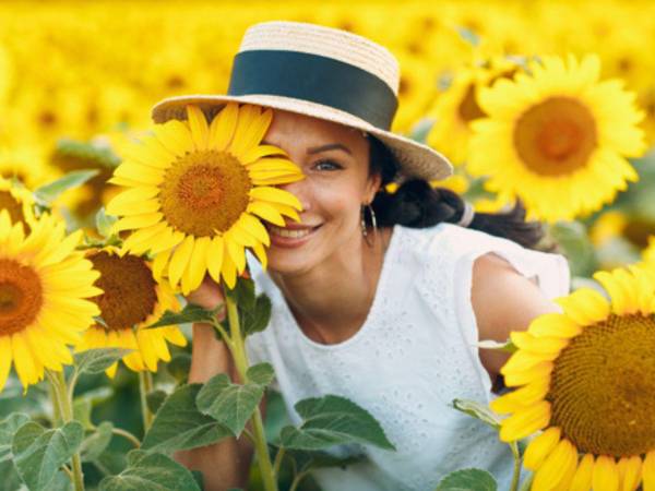 Regalar flores amarillas es una manera de expresar buenos deseos.