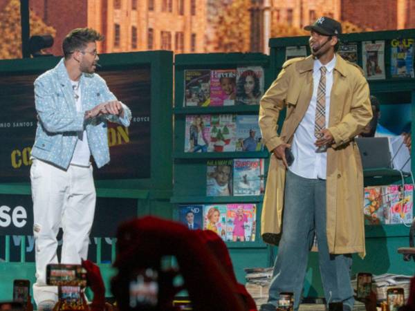 El cantante Romeo Santos (d) junto a Prince Roy se presentan en un concierto de formato 'listening party' previo al lanzamiento de su nuevo álbum este miércoles, en el Madison Square Garden en Nueva York (Estados Unidos).