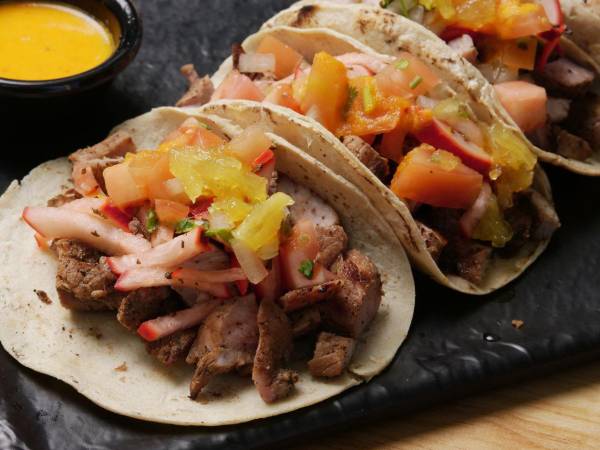 Tacos de mix de asares con encurtido de cebolla morada y salsa de habanero y piña