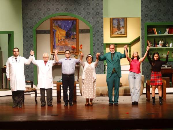 La clásica comedia teatral Cosas de papá y mamá funciona como un canto al amor en cualquier etapa de la vida. De izquierda a derecha: Nery Alberto Medina (Dr. Rodríguez), Carlos Carvajal (Dr. Bolt), José Alfredo Mayes (Julio), Alba Luz Rogel (Elena); Abel Fonseca (Leandro), Mairin Ramírez (Luisa) y Monserrat González (Justina).