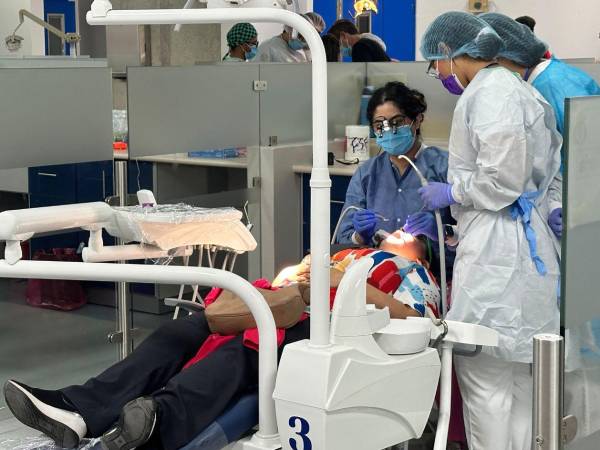 La brigada de salud gratuita está dirigida a toda la población y reúne a médicos voluntarios de Full Smile Foundation, especialistas y estudiantes de la Unah para brindar atención médica, odontológica y de enfermería.