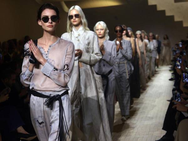 Modelos aplauden al finalizar el desfile de la firma italiana Emporio Armani durante la presentación de la colección primavera/invierno Mujer 2026 en la Milan Fashion Week en Milán, Italia.