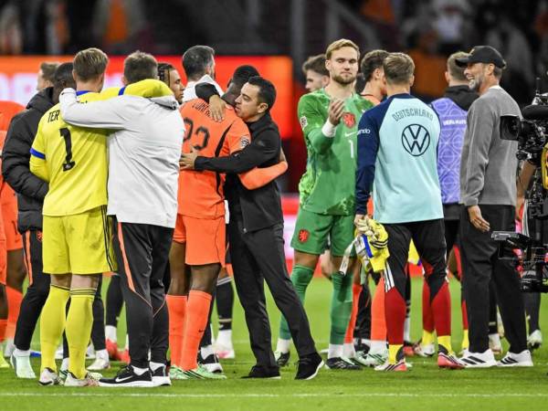 Xavi Hernández saludando a sus jugadores de Países Bajos, mientras Jürgen Klopp también charló con su plantel de Alemania.