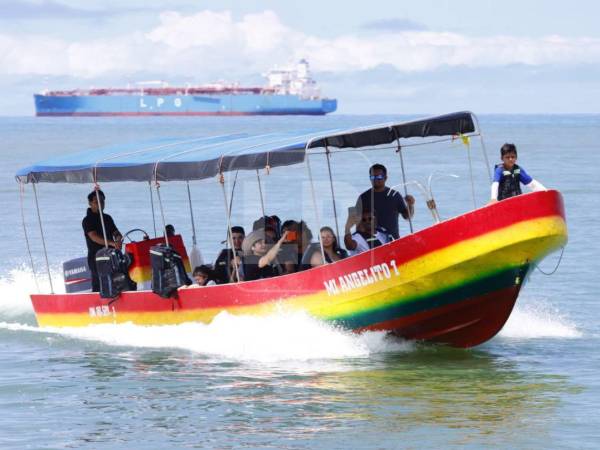 Omoa es uno de los principales destinos turísticos durante la Semana Santa, al ofrecer playas, ambiente familiar y una variada oferta recreativa. Los visitantes pueden disfrutar del mar, paseos en lancha, deportes acuáticos y espacios de descanso.