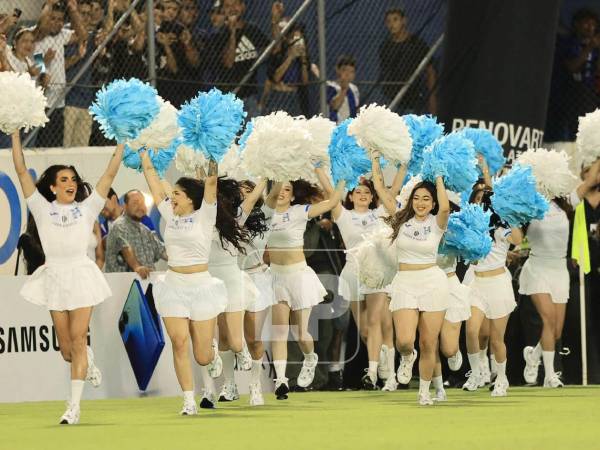 Las bellas pomponeras dieron el primer show antes del partido de Tiktokers de Honduras y El Salvador.