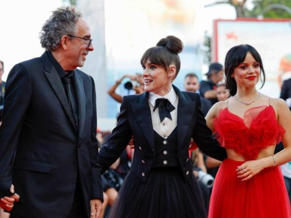 Imagen de archivo del diretor Tim Burton y las actrices Winona Ryder y Jenna Ortega.